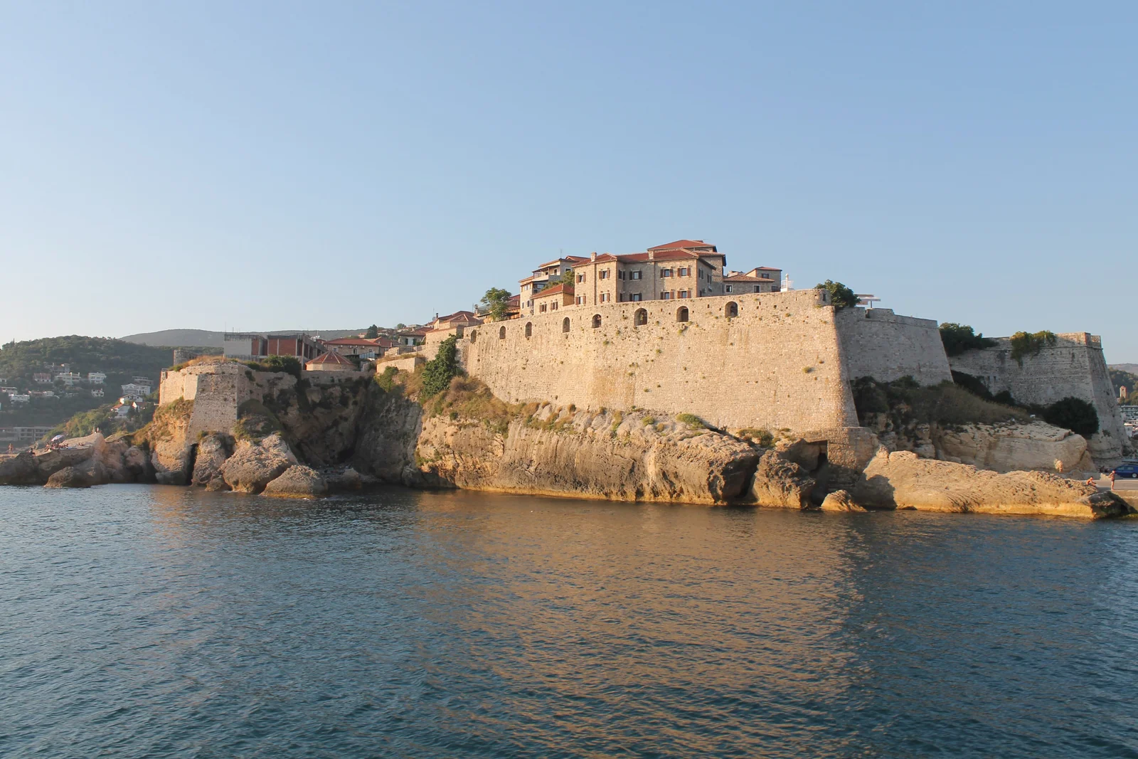Стены старого города Ульциня у моря