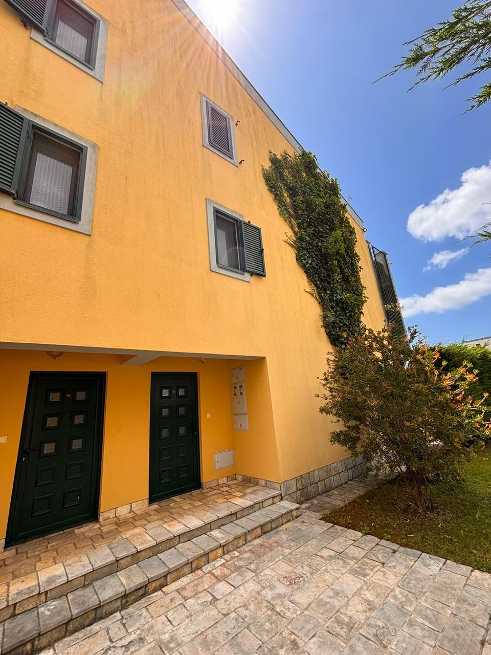 ID 7928. Four-bedroom townhouse in Lastva Grbaljska