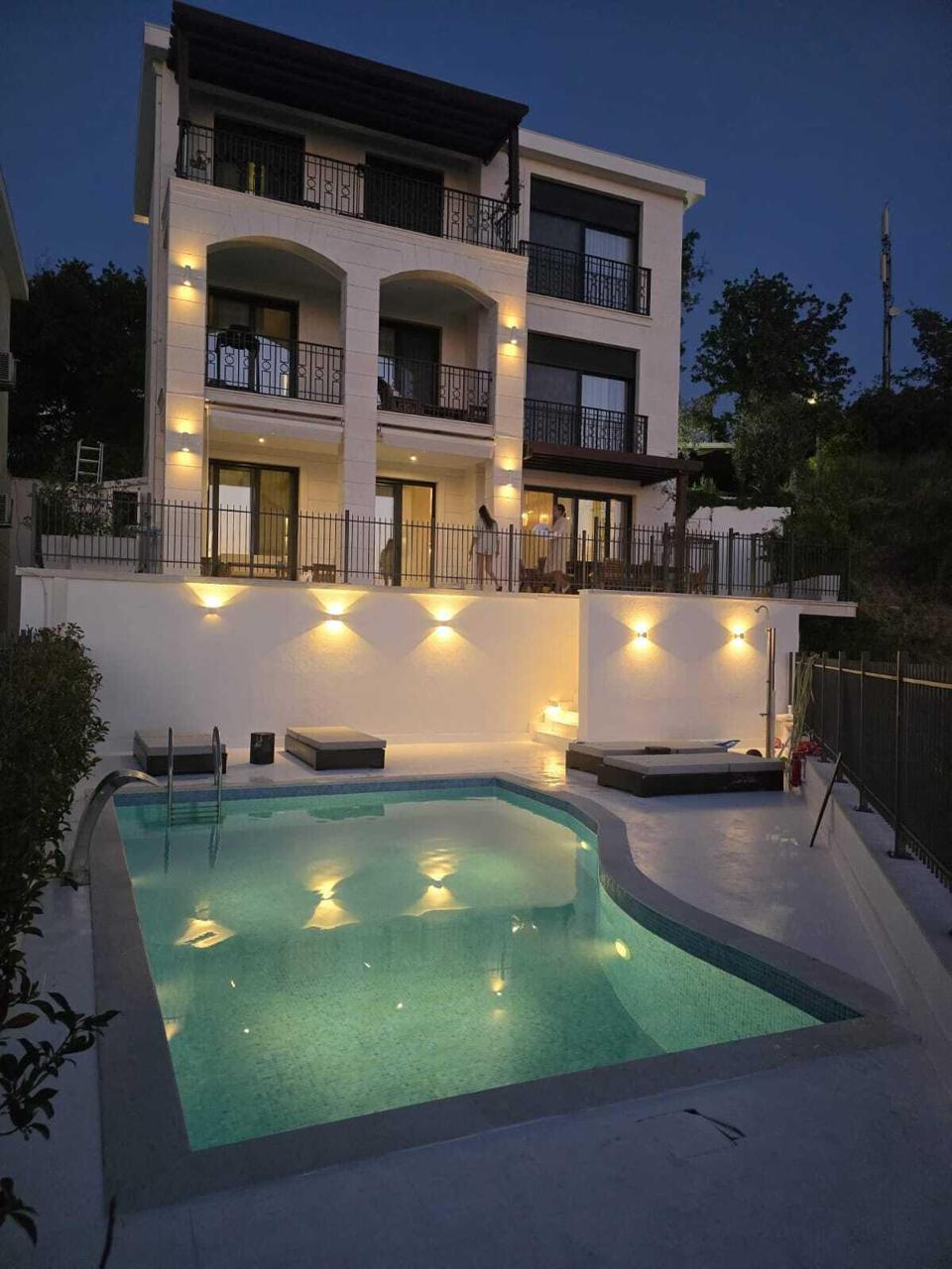 ID 7993. Vila sa pet spavaćih soba u Skočiđevojki